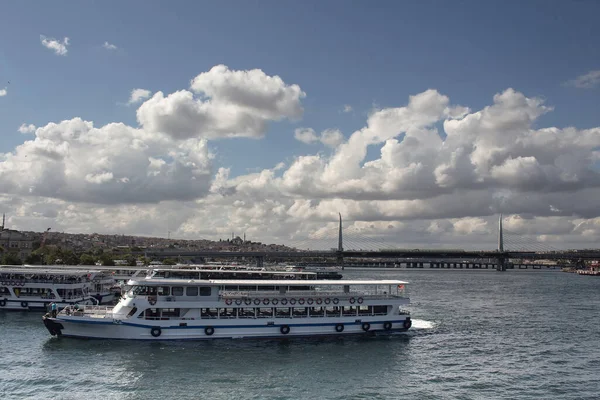 View Tour Boats Golden Horn Part Bosphorus Istanbul Asunny Summer — Stok fotoğraf