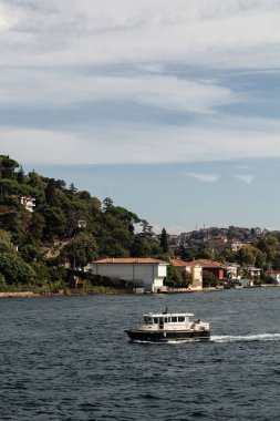 İstanbul 'un Asya yakasındaki Anadolu Hisari Mahallesi' nde boğazdan geçen bir balıkçı teknesinin görüntüsü. Güneşli bir yaz günü. Güzel seyahat sahnesi.