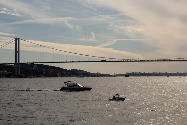 View Small Fishing Boat Yacht Bosphorus Bridge Istanbul Sunny Summer — Stok fotoğraf