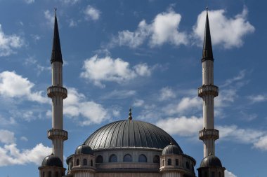İstanbul 'un Taksim Meydanı' ndaki yeni inşa edilen caminin yakın görüntüsü. Güneşli bir yaz günü..