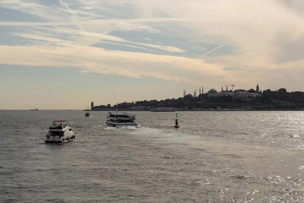 View Cruise Tour Boats Bosphorus Topkapi Palace Istanbul — Fotografia de Stock