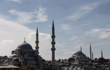 İstanbul 'un tarihi İstanbul kentinde Yeni ve Yavuz Sultan Selim adlı tarihi camilerin manzarası.
