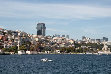 İstanbul 'un Beyoğlu' nun Boğaz ve Günussuyu bölgesinde küçük bir balıkçı teknesinin görüntüsü. Güneşli bir yaz günü..