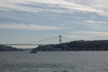 Boğaz 'dan geçen bir yat manzarası. Arka planda Avrupa tarafı ve FSM köprüsü var. Güzel seyahat sahnesi.