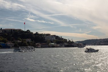 İstanbul 'un Aisan tarafındaki Kandilli Mahallesi' nde bir yat ve tur teknesinin görüntüsü. Güneşli bir yaz günü. Güzel seyahat sahnesi.