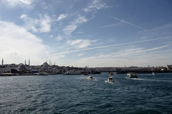 Kilátás Kirándulóhajók Golden Horn Része Bosphorus Eminonu Területén Isztambulban Egy — Stock Fotó