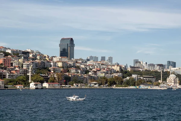 Blick Auf Ein Kleines Fischerboot Auf Dem Bosporus Und Dem — Stockfoto