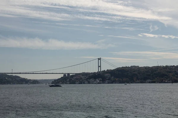 Boğaz Dan Geçen Bir Yat Manzarası Arka Planda Avrupa Tarafı — Stok fotoğraf