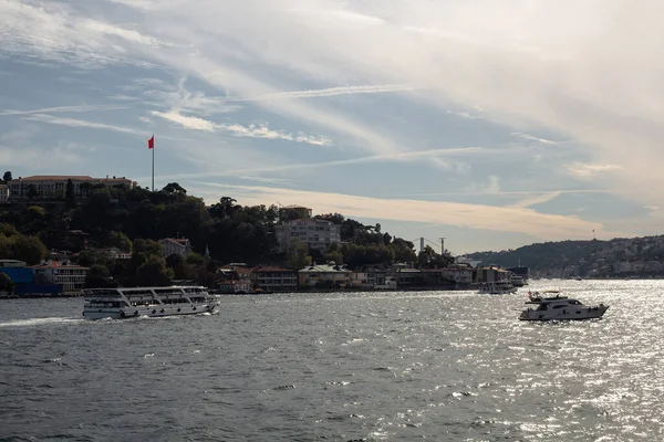 在伊斯坦布尔Aisan一侧Kandilli街区的Bosphorus的游艇和游轮 这是一个阳光灿烂的夏日 美丽的旅行风景 — 图库照片