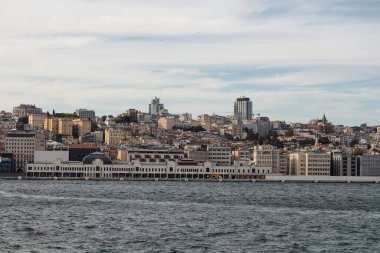 İstanbul 'un Avrupa yakasında yeni geliştirilen liman ve Beyoğlu manzarası.