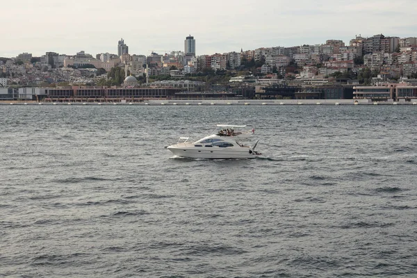 Θέα Ενός Γιοτ Στην Περιοχή Του Βοσπόρου Και Του Μπέγιογλου — Φωτογραφία Αρχείου