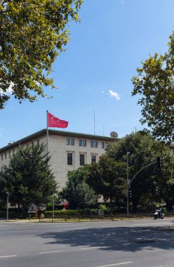 İstanbul 'un Sisli ilçesinde Halaskargazi adlı ana caddelerden birinin kamu radyo binasının görüntüsü. Güneşli bir yaz günü..