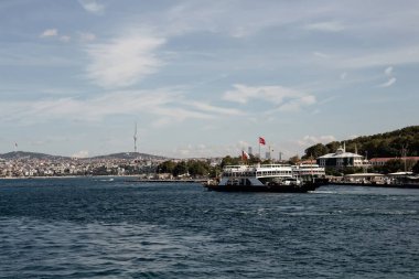 İstanbul 'daki Boğaz' ın Golden Horn bölgesinde feribot manzarası. Güneşli bir yaz günü..