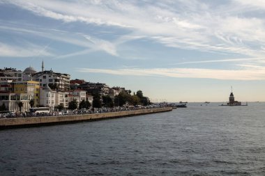 İstanbul 'un Asya yakasındaki Maiden Tower ve Uskudar bölgesinin tarihi manzarası. Güneşli bir yaz günü. Güzel sahne.