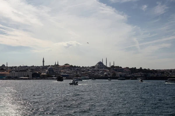 Vista Barcos Passeio Golden Horn Parte Bósforo Eminonu Área Istambul — Fotografia de Stock