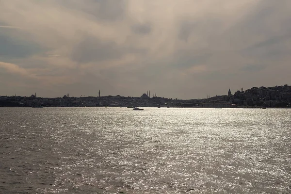 Stanbul Stanbul Avrupa Tarafındaki Teknelerin Manzarası Güneşli Bir Yaz Günü — Stok fotoğraf