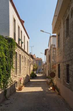 Ünlü, turistik Ege kasabası Alacati 'deki eski, tarihi ve geleneksel evleri görmek. Bu, Cesme ilinin bir köyüdür. Güneşli bir yaz günü.