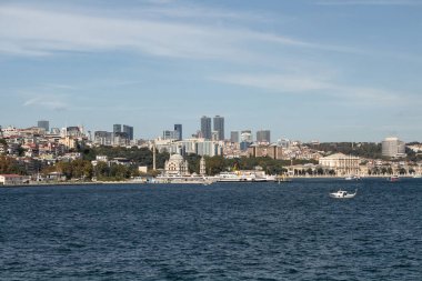İstanbul 'un Avrupa yakasındaki Boğaziçi, Dolmabahce ve Beşiktaş bölgelerindeki teknelerin manzarası. Güneşli bir yaz günü..