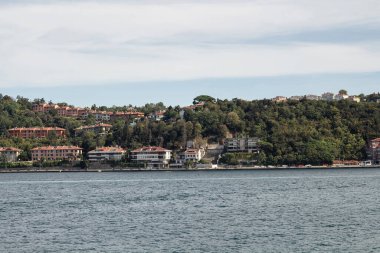 İstanbul 'un Asya yakasındaki Kanlica ve Beykoz bölgelerinin manzarası. Güneşli bir yaz günü. Güzel seyahat sahnesi.