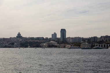İstanbul 'un İstanbul ve Avrupa tarafındaki teknelerin manzarası. Güneşli bir yaz günü..