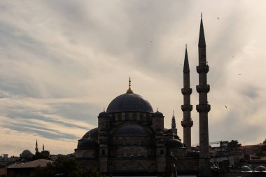 İstanbul 'un Eminonu bölgesinde Yeni adlı tarihi camiye arkadan aydınlatma.