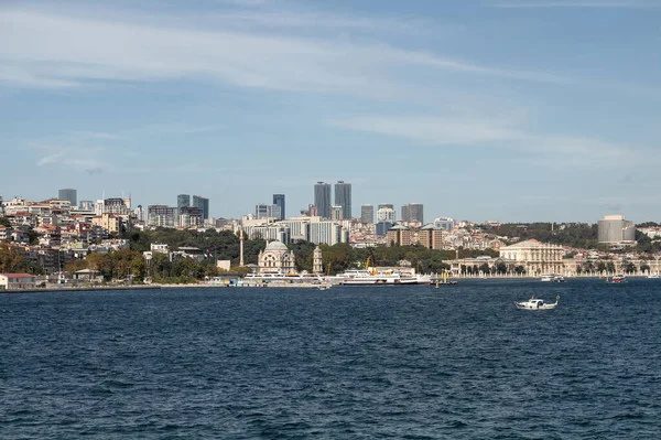 位于伊斯坦布尔欧洲一侧的Bosphorus Dolmabahce和Besiktas地区的船只视图 这是一个阳光灿烂的夏日 — 图库照片