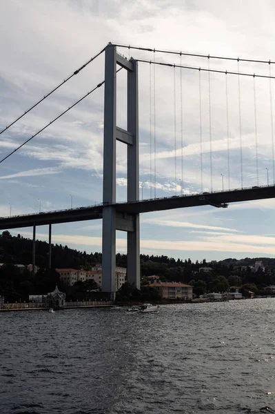 İstanbul 'da boğazdan geçen bir yat ve köprü manzarası. Güneşli bir yaz günü. Güzel sahne.