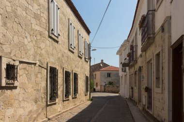 Ünlü, turistik Ege kasabası Alacati 'deki eski, tarihi ve geleneksel taş evlerin manzarası. Bu, Cesme ilinin bir köyüdür. Güneşli bir yaz günü.
