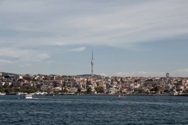 İstanbul 'un yeni geliştirilmiş televizyon kulesi ve Asya yakasının Uskudar ilçesi manzarası. Güneşli bir yaz günü..