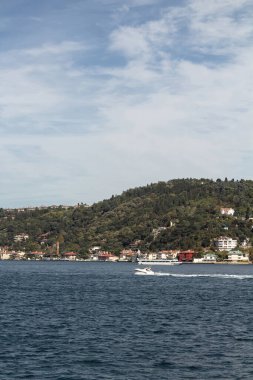 İstanbul 'un İstanbul ve Asya yakasından geçen küçük bir tekne manzarası. Güneşli bir yaz günü. Güzel seyahat sahnesi.