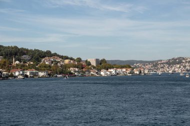 İstanbul 'un Avrupa yakasında İstanbul Boğazı' nın Yenikoy mahallesi. Güneşli bir yaz günü. Güzel seyahat sahnesi.