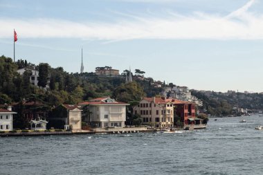 İstanbul 'un Asya yakasının Kandilli bölgesinde İstanbul Boğazı' nın tarihi ve geleneksel köşklerinin manzarası. Güneşli bir yaz günü. Güzel sahne.