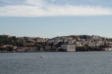 İstanbul 'un Asya yakasındaki Uskudar bölgesinin manzarası. Güneşli bir yaz günü..