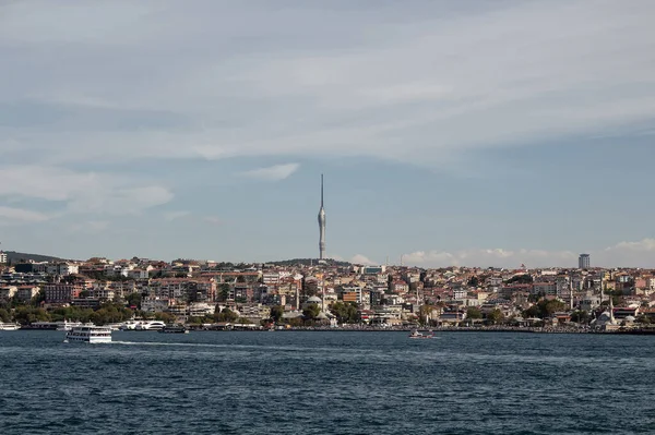 İstanbul 'un yeni geliştirilmiş televizyon kulesi ve Asya yakasının Uskudar ilçesi manzarası. Güneşli bir yaz günü..