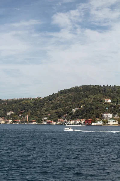 Vista Pequeno Barco Que Passa Bósforo Lado Asiático Istambul Dia — Fotografia de Stock