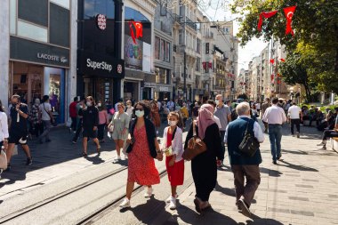 İstanbul 'da Istiklal Bulvarı' nda yürüyen insanların görüntüsü şehrin ana yaya bulvarı. 19. yüzyıl binaları, alışveriş zincirleri ve kafelerle dolu bir cadde. Güneşli bir yaz günü..