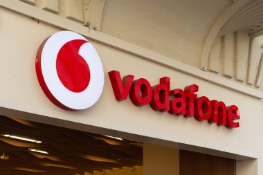 İstanbul 'daki Istiklal Caddesi' ndeki İngiliz çokuluslu telekomünikasyon markasının mağaza tabelasına yakından bakın..