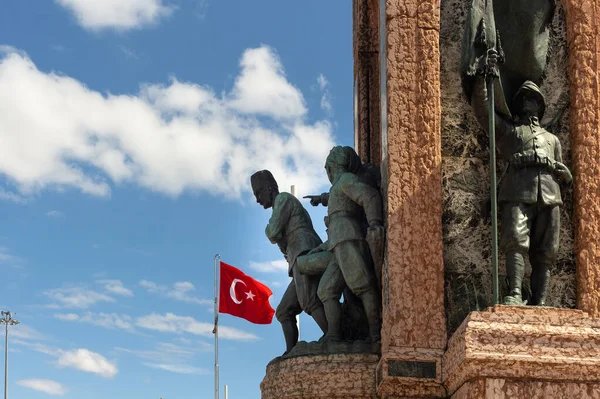 Vista Perto Monumento República Localizado Praça Taksim Bandeira Turca Istambul — Fotografia de Stock