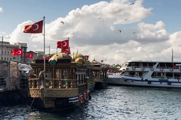 View Traditional Boats Used Selling Fish Sandwich Galata Bridge Istanbul — Fotografia de Stock