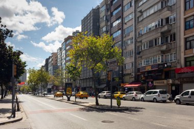 İstanbul 'un Sisli bölgesinde Halaskargazi adlı ana caddelerden birinin manzarası. Güneşli bir yaz günü..
