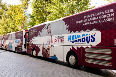 İstanbul 'un Taksim bölgesinde park halindeki havaalanı servis otobüsünün görüntüsü.