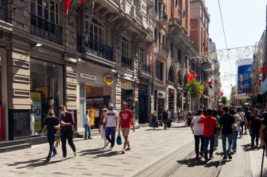 İstanbul 'da Istiklal Bulvarı' nda yürüyen insanların görüntüsü şehrin ana yaya bulvarı. 19. yüzyıl binaları, alışveriş zincirleri ve kafelerle dolu bir cadde. Güneşli bir yaz günü..