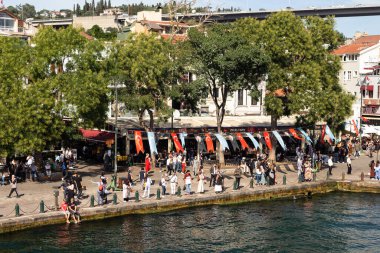 İstanbul 'daki turistik Ortakoy Meydanı' ndaki insanların görüntüsü. Güneşli bir yaz günü..