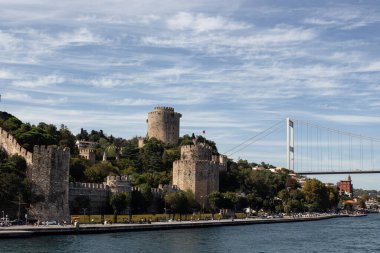 İstanbul 'da İstanbul' da Boğaziçi Kalesi, Rumeli Hisari Kalesi ve FSM Köprüsü 'nden geçen insanlar görülüyor. Güneşli bir yaz günü. Güzel seyahat sahnesi.