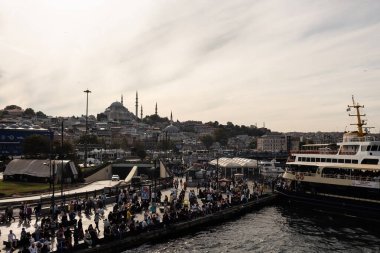 İstanbul Eminonu bölgesindeki Sirkeci Meydanı ve tarihi camii 'ndeki insanların görüntüsü.