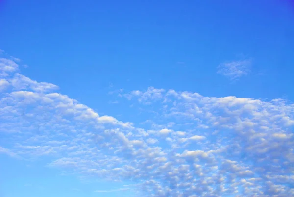 Blue Calm Evening Sky Clouds — стоковое фото