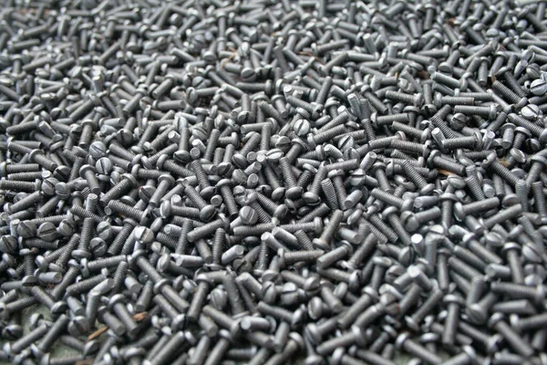 Metal vidalar masanın üstüne dökülmüş.