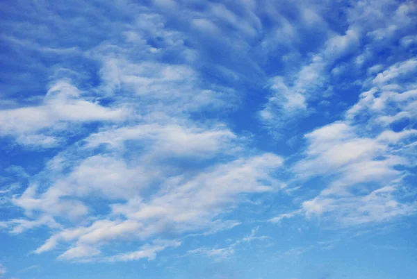 Яркое Утреннее Небо Белыми Облаками — стоковое фото