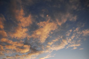 Sonbahar akşamı gökyüzü, hafif bir dramla