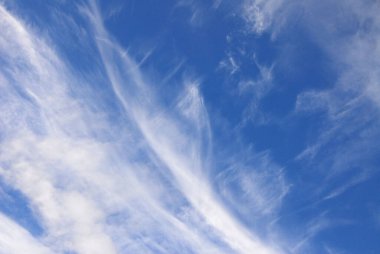 Akşam gökyüzü açık beyaz bulutlarla